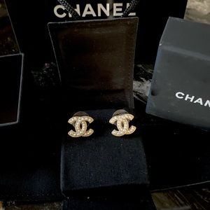 💯 Authentic Chanel Pearl Stud Earrings